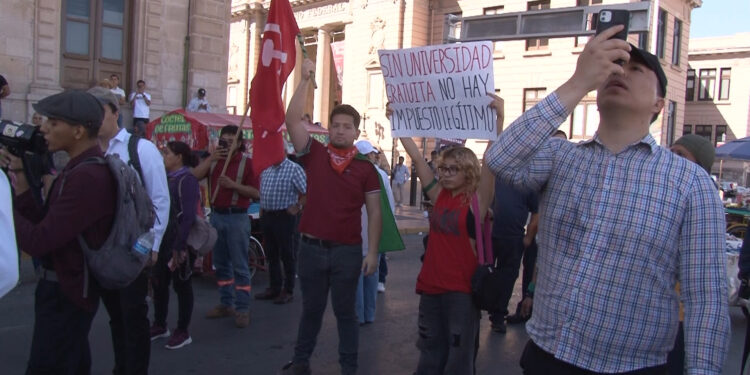 Ciudadanos se manifiestan por cobro de “accesorios”