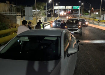 Impacta contra vehículo con bebé a bordo en la avenida Juárez