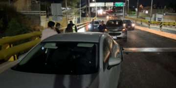 Impacta contra vehículo con bebé a bordo en la avenida Juárez