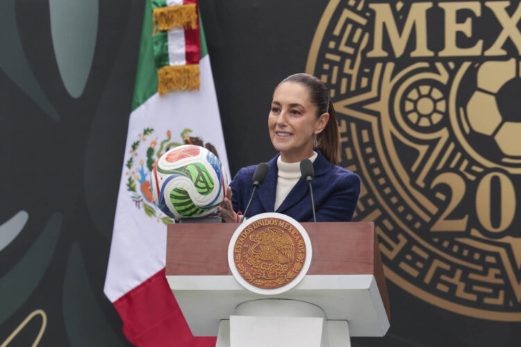 Miguel Hidalgo, Ciudad de México. 10 de noviembre 2025. La presidenta constitucional de los Estados Unidos Mexicanos, la Doctora Claudia Sheinbaum Pardo en Presentación Copa Mundial FIFA 2026. Acompañan a la mandataria: Rosa Icela Rodríguez Velázquez, Secreataria de Gobernación; Jurgen Mainka, Director Ejecutivo de FIFA México y Gabriela Cuevas Barrón, Representante de México para la Copa Mundial FIFA 2026. Foto /Presidencia