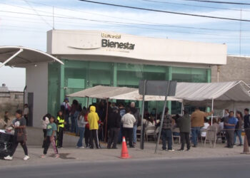 Entrega de tarjetas del Banco Bienestar a adultos mayores