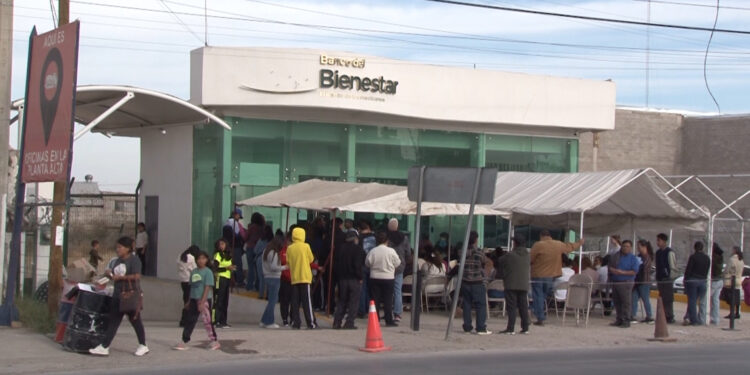 Entrega de tarjetas del Banco Bienestar a adultos mayores