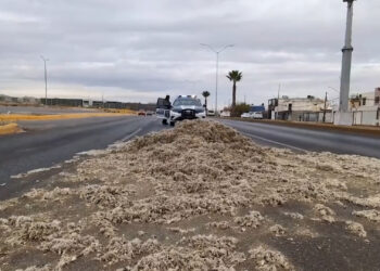 Camión derrama algodón tras chocar contra puente peatonal en el Periférico de la Juventud