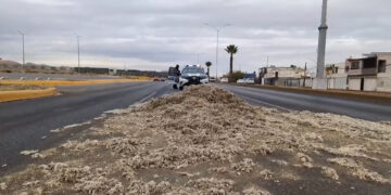 Camión derrama algodón tras chocar contra puente peatonal en el Periférico de la Juventud