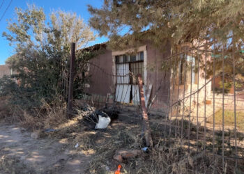 Conductora pierde control y choca contra vivienda en Valle Dorado