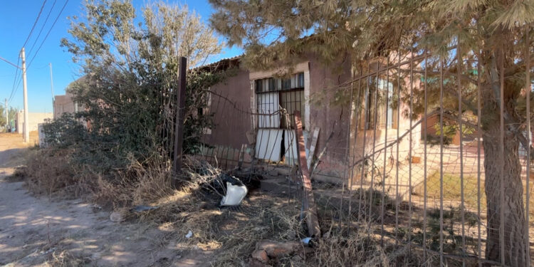 Conductora pierde control y choca contra vivienda en Valle Dorado