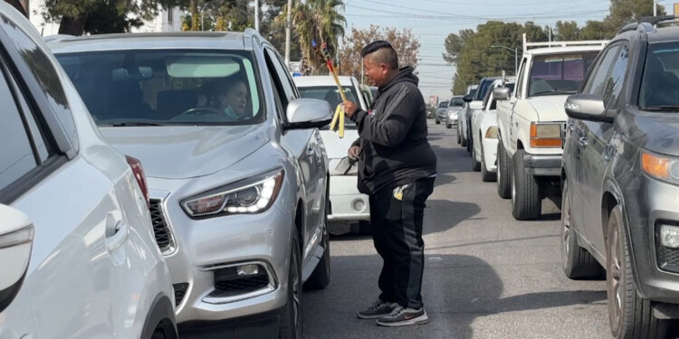 Venta de luces de bengala genera opiniones divididas