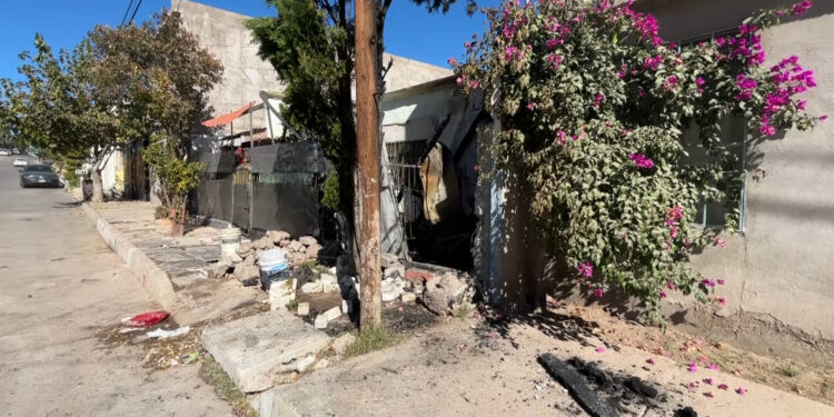 Mujer muere calcinada en incendio de domicilio abandonado