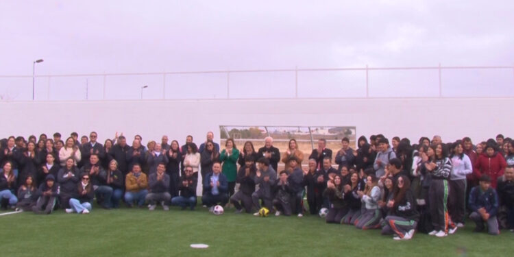 Inauguran cancha de futbol con pasto sintético en el Cecytech 8 de Cuauhtémoc