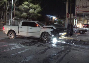 Fuerte choque en la José María Iglesias proyecta vehículo contra un poste de luz