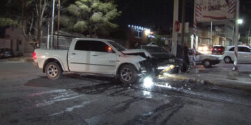 Fuerte choque en la José María Iglesias proyecta vehículo contra un poste de luz