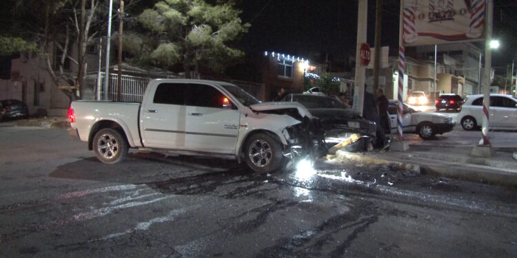 Fuerte choque en la José María Iglesias proyecta vehículo contra un poste de luz