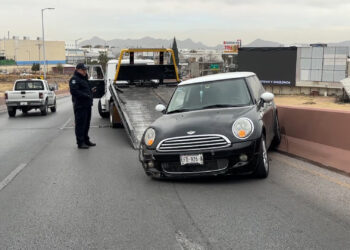 Conductora choca Mini Cooper en el periférico de la Juventud