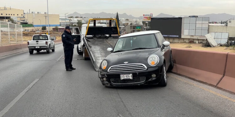 Conductora choca Mini Cooper en el periférico de la Juventud