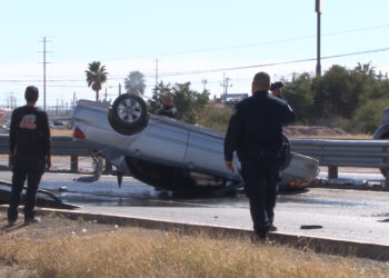Conductor vuelca en carretera 45 cerca del puente de Cielo Vista