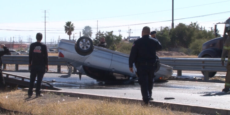 Conductor vuelca en carretera 45 cerca del puente de Cielo Vista