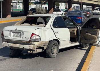 Joven resulta herido tras volcar su vehículo en la curva de los choques