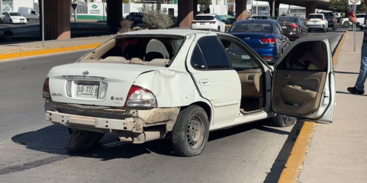 Joven resulta herido tras volcar su vehículo en la curva de los choques