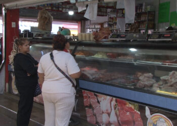 Delicienses realizan compras de última hora para Navidad