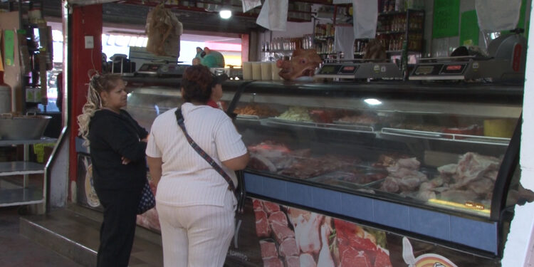 Delicienses realizan compras de última hora para Navidad