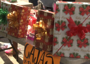 Aumenta demanda de servicios de envoltura navideña en el centro