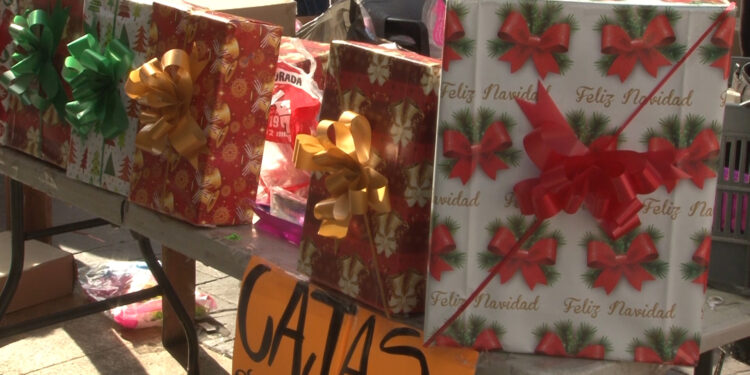 Aumenta demanda de servicios de envoltura navideña en el centro