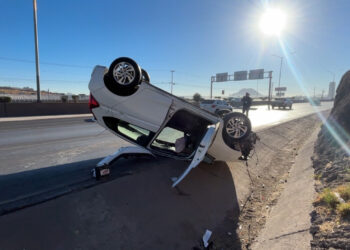 Mujer vuelca su vehículo en el periférico de la Juventud
