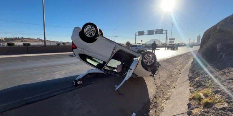 Mujer vuelca su vehículo en el periférico de la Juventud