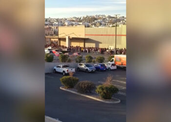 Filas largas y tráfico marcan compras de última hora en Costco