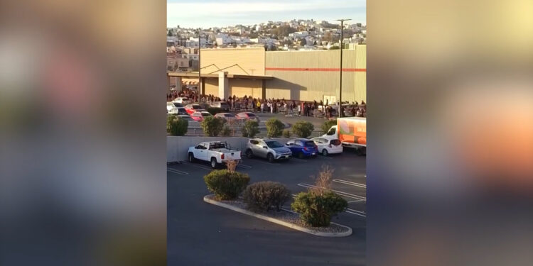 Filas largas y tráfico marcan compras de última hora en Costco