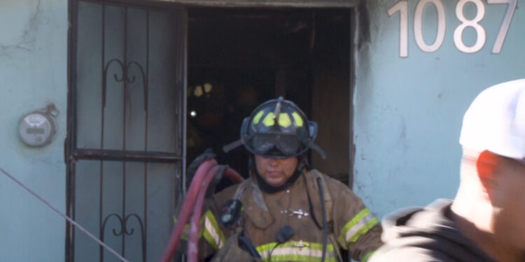 Cortocircuito provoca incendio en vivienda de Cuauhtémoc