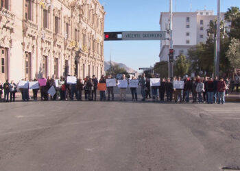 Pensionados de la UACH bloquean el centro por pago pendiente