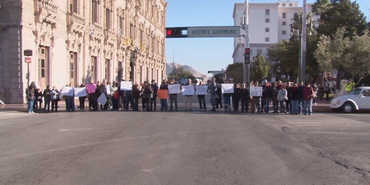 Pensionados de la UACH bloquean el centro por pago pendiente