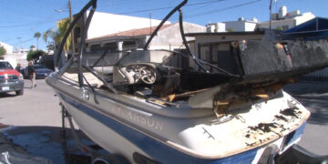 Incendio de lancha en Delicias deja daños materiales