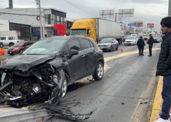 Joven choca su camioneta contra un poste en el Periférico de la Juventud