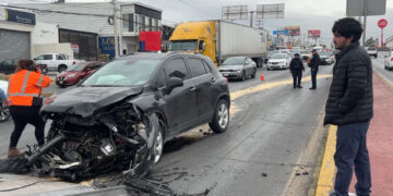 Joven choca su camioneta contra un poste en el Periférico de la Juventud