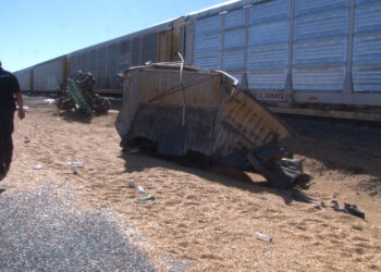 Tren impacta a tractocamión cargado con maíz en Delicias