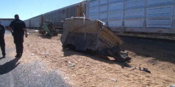 Tren impacta a tractocamión cargado con maíz en Delicias