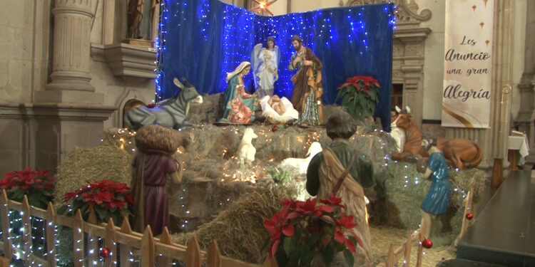 Acuden fieles a presenciar el nacimiento en la catedral