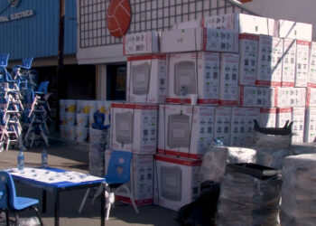 Entregan apoyos a escuelas de la región noroeste