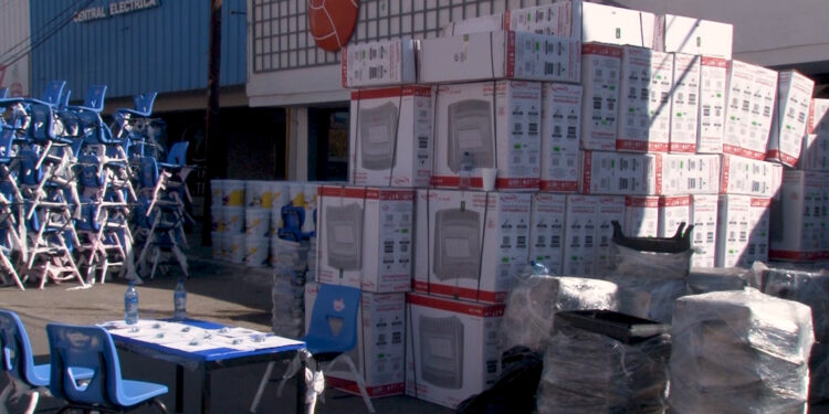 Entregan apoyos a escuelas de la región noroeste