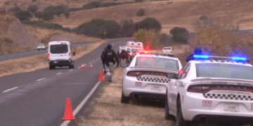 Muere conductor tras caer a un barranco en su vehículo