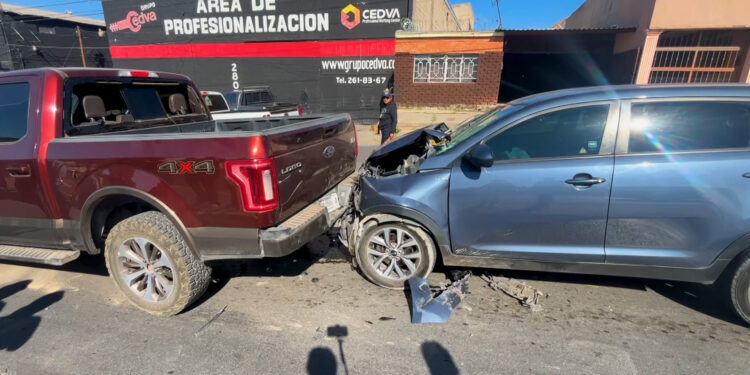 Carambola en avenida Pacheco deja daños materiales