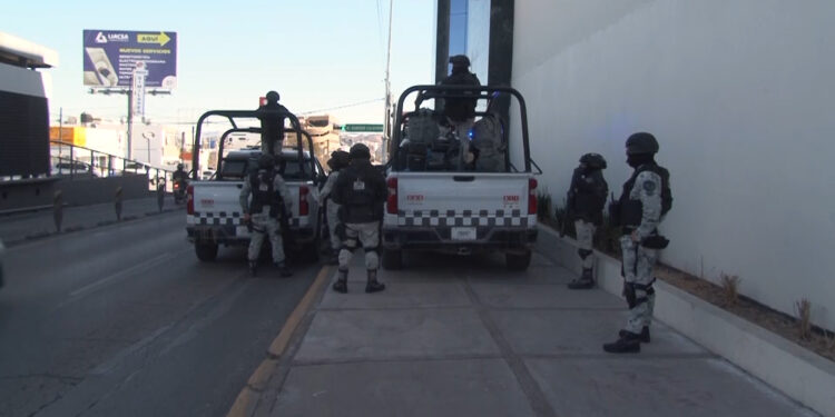 Detienen a policía municipal y su hermano por posesión de armas