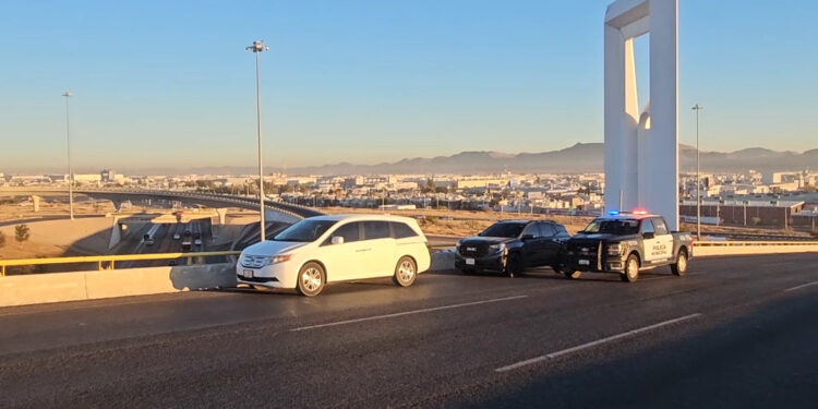 Evitan intento de suicidio en puente de Homero y Periférico