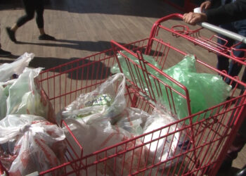 Alta afluencia en supermercados por cena de Año Nuevo