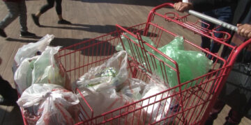 Alta afluencia en supermercados por cena de Año Nuevo