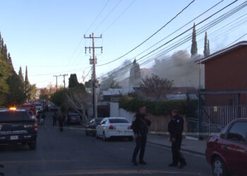 Incendio en colonia San Felipe deja un adulto mayor con quemaduras leves