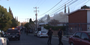 Incendio en colonia San Felipe deja un adulto mayor con quemaduras leves