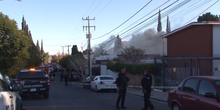 Incendio en colonia San Felipe deja un adulto mayor con quemaduras leves